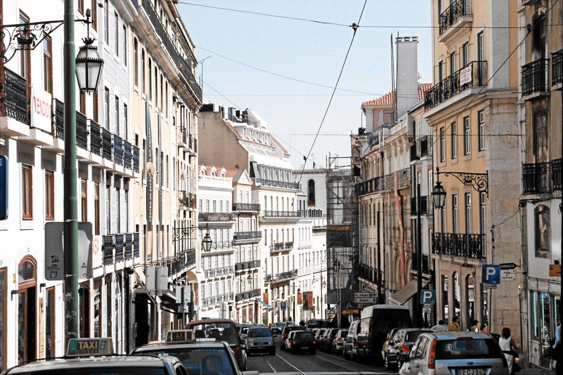 Rua do Bairro Alto, em Lisboa, com prédios antigos e carros estacionados