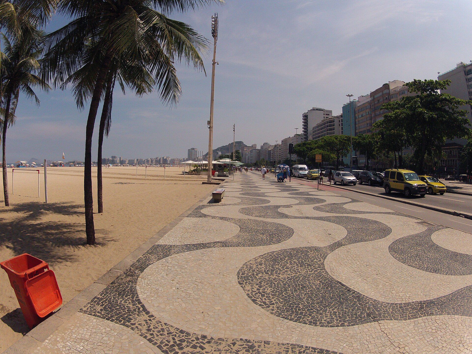 Calçadão de Copacabana, no Rio de Janeiro, com o desenho em ondas da calçada e palmeiras