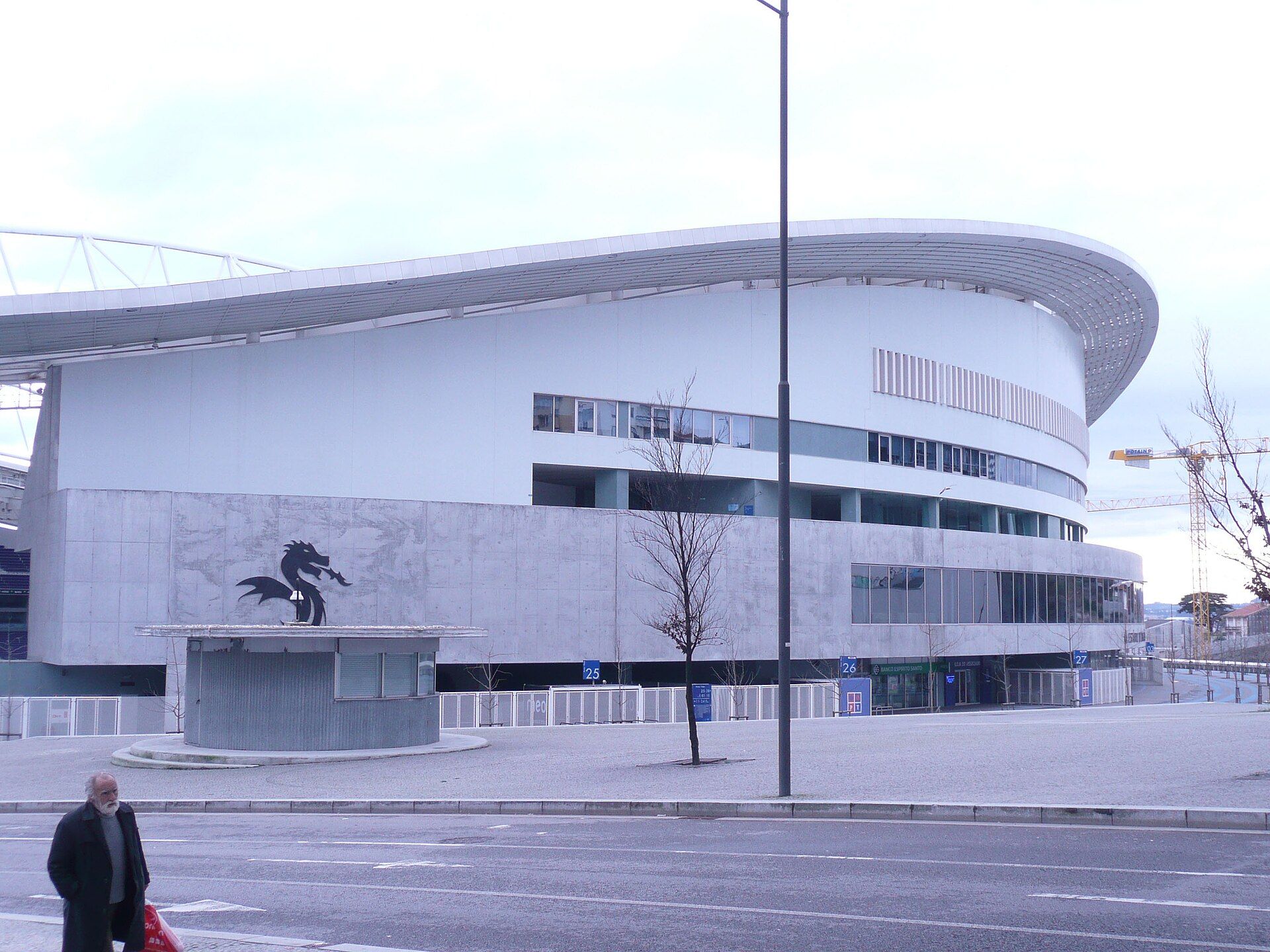 Exterior do Estádio do Dragão, no Porto, com o dragão do FC Porto na fachada