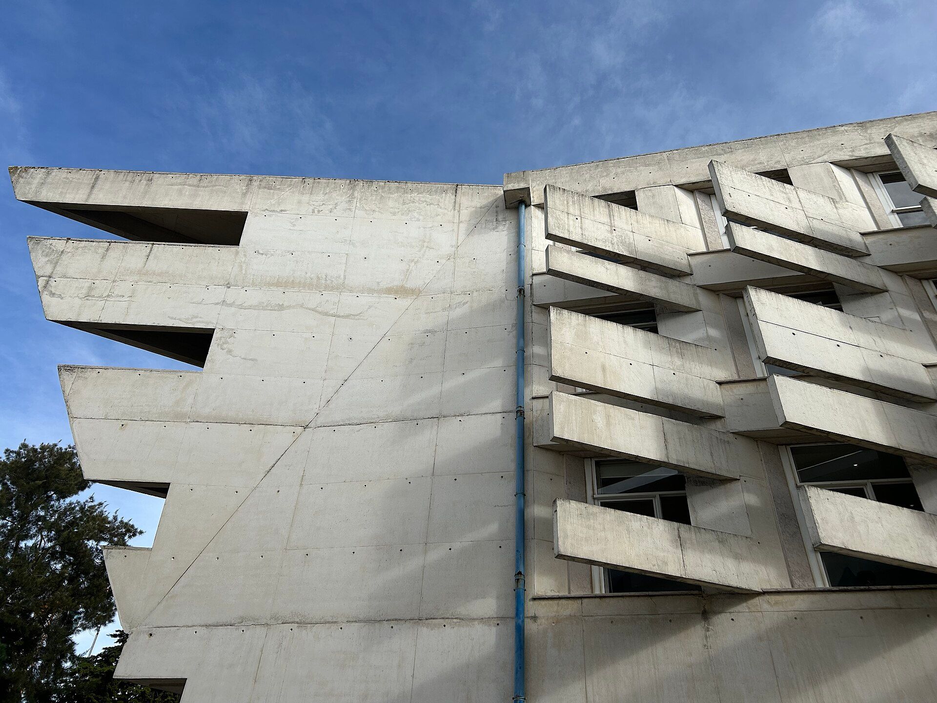 Fachada de betão de um edifício do Iscte, em Lisboa