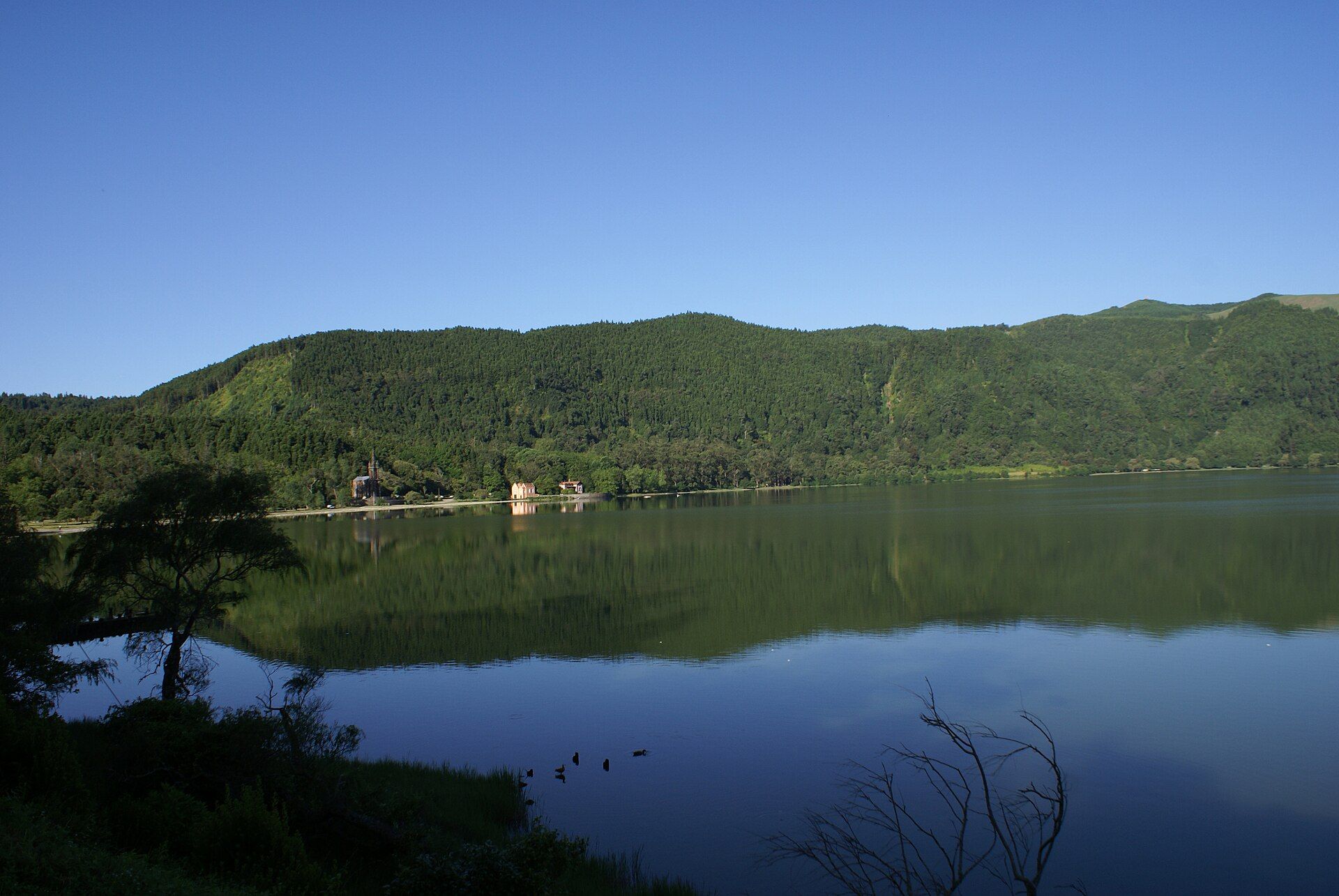 Lagoa das Furnas, na ilha de São Miguel, nos Açores, rodeada de montes verdes