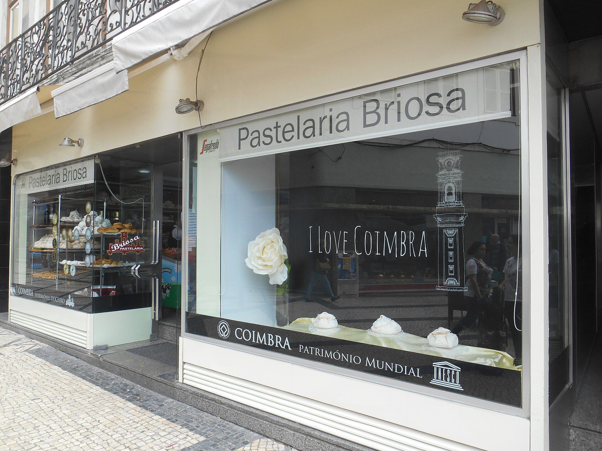 Montra da Pastelaria Briosa, em Coimbra, com bolos e doces expostos