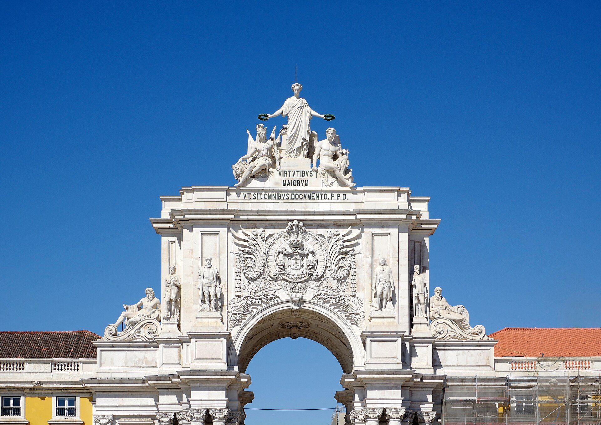 Arco da Rua Augusta, na Praça do Comércio, em Lisboa, contra um céu azul