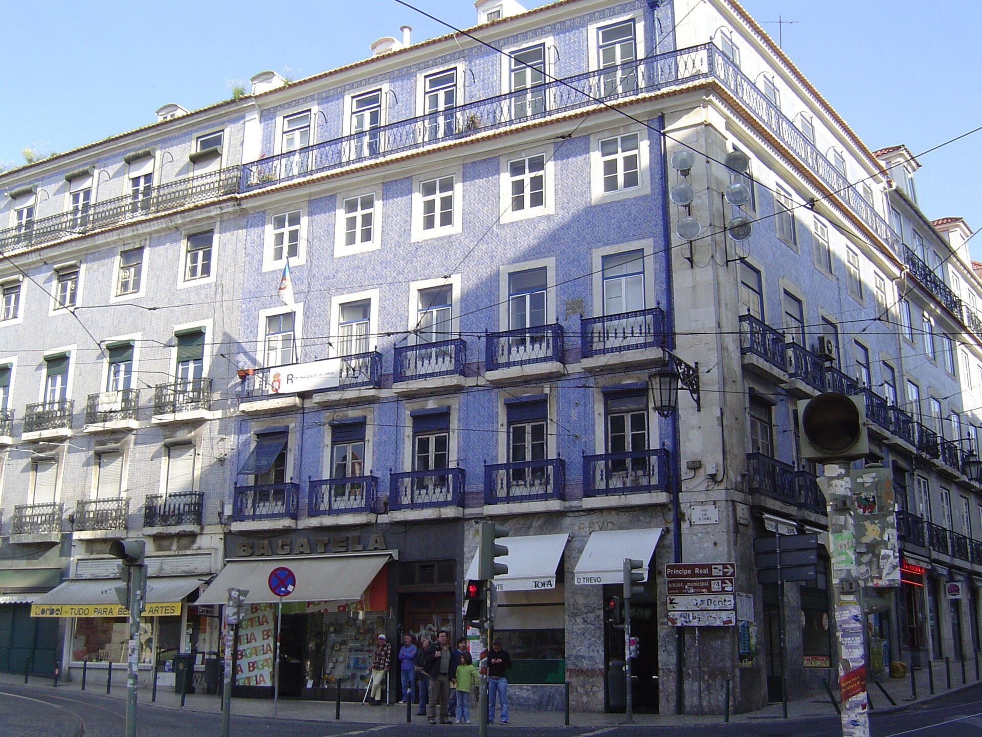 Prédio de vários andares com fachada de azulejo azul, em Lisboa