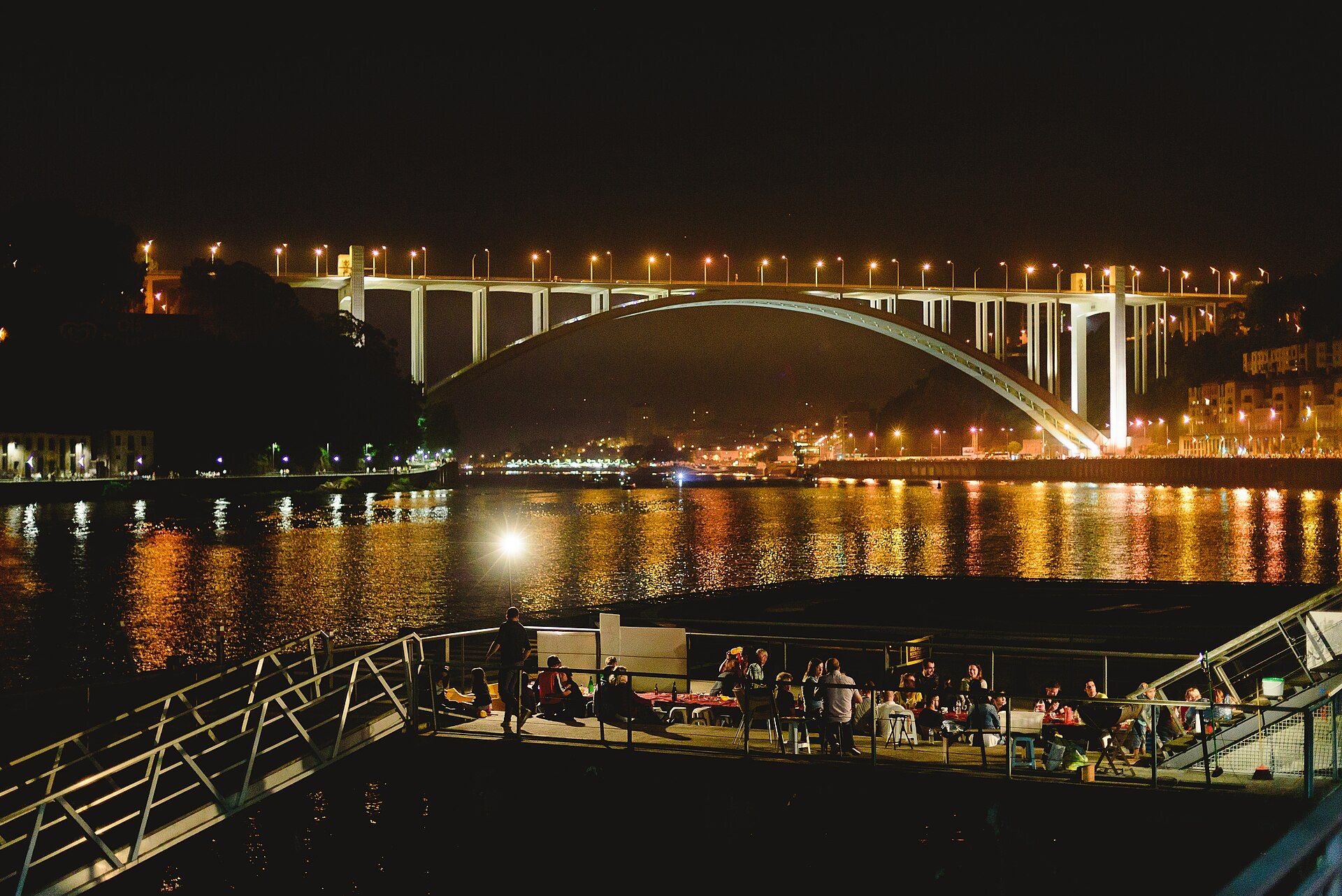 Ponte da Arrábida iluminada à noite sobre o rio Douro, no Porto, durante a noite de São João