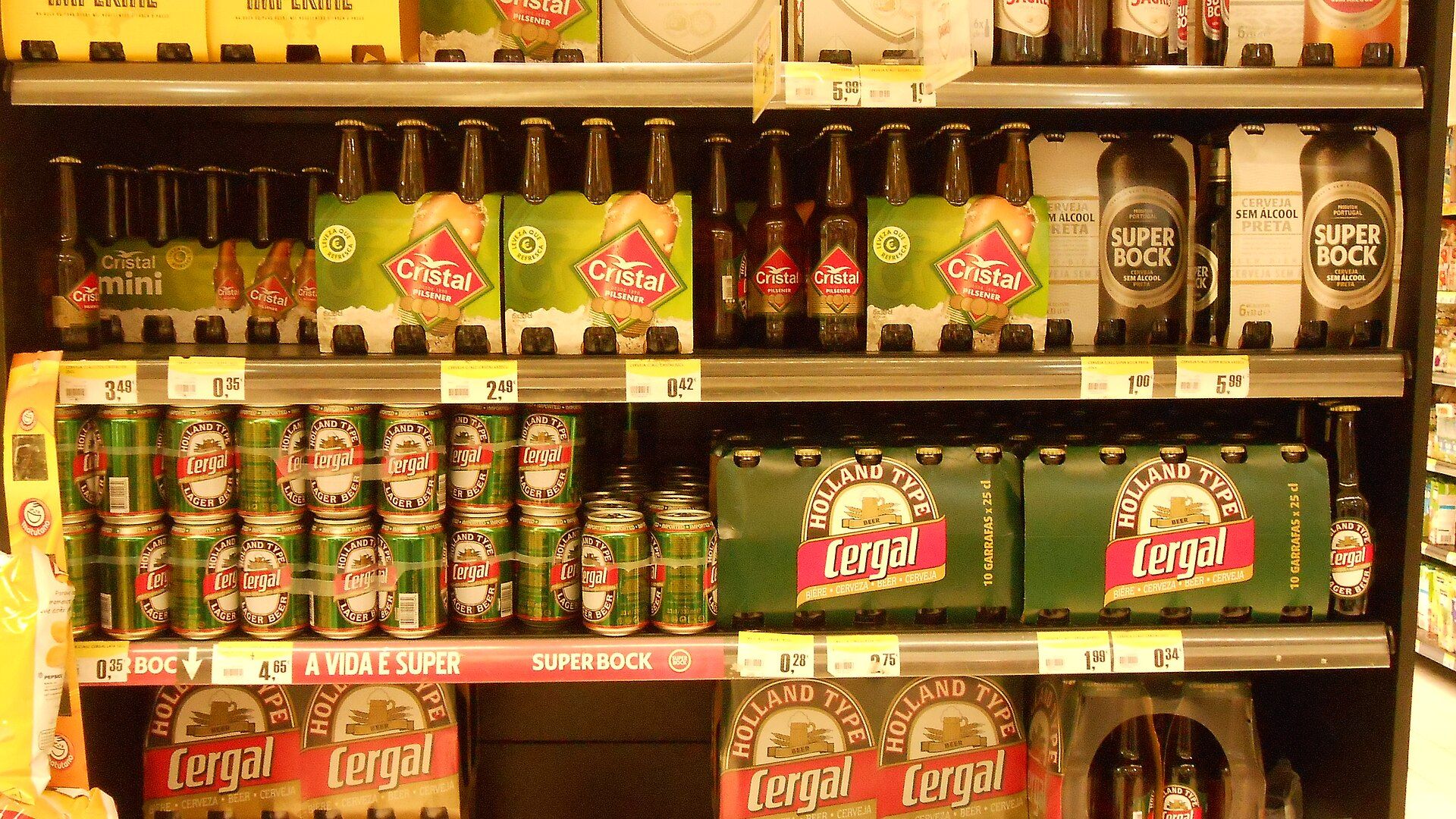 Prateleiras de supermercado com cervejas portuguesas em garrafa e lata